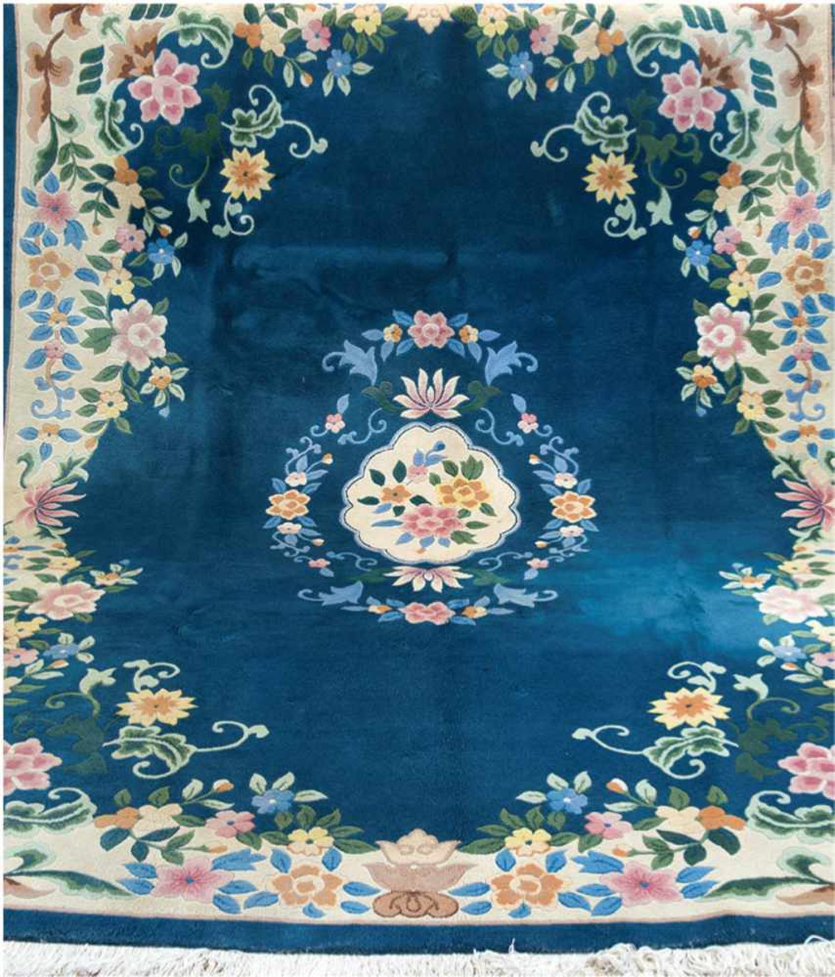 Teppich Vietnam, blaugrundig, mit zentralem Medaillon und floralen Motiven, 100%Schurwolle, 1. Wahl,