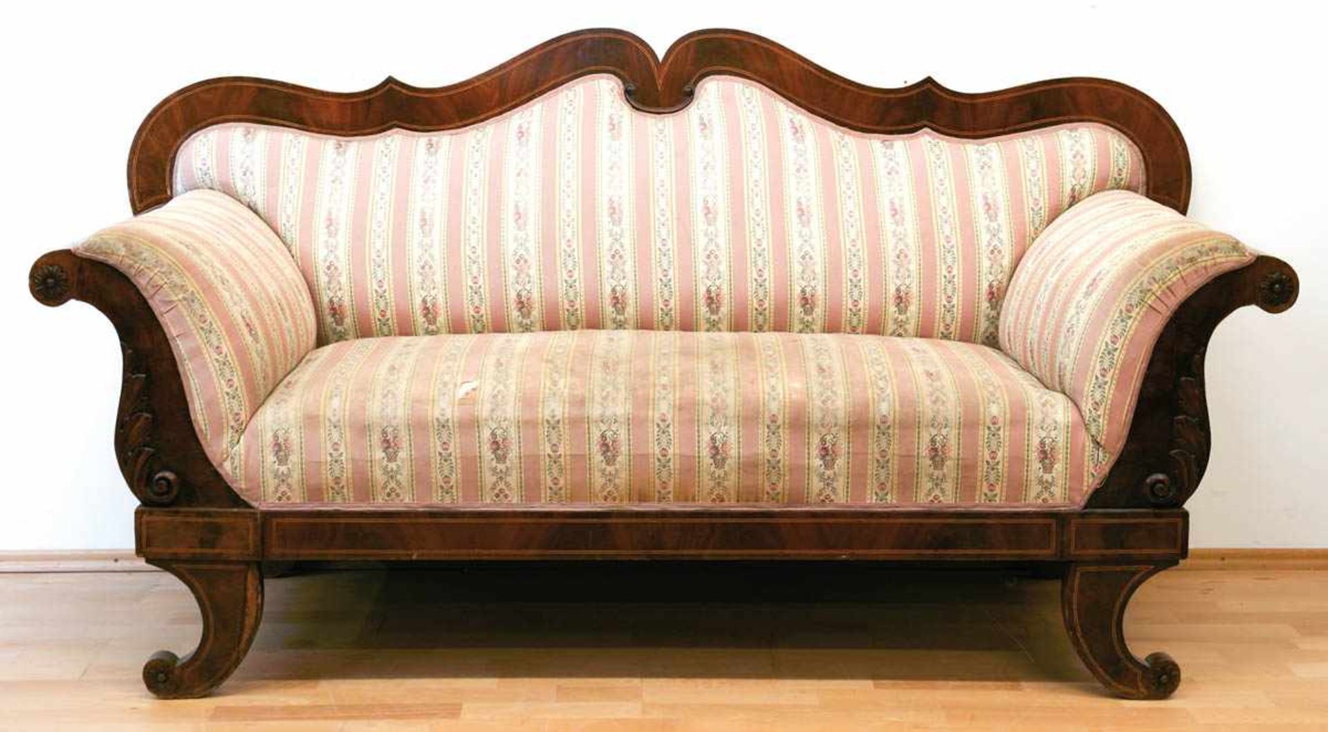 Biedermeier-Sofa, Mahagoni furniert, Fadenintarsien, volutenartige Front beschnitzt,geschwungene