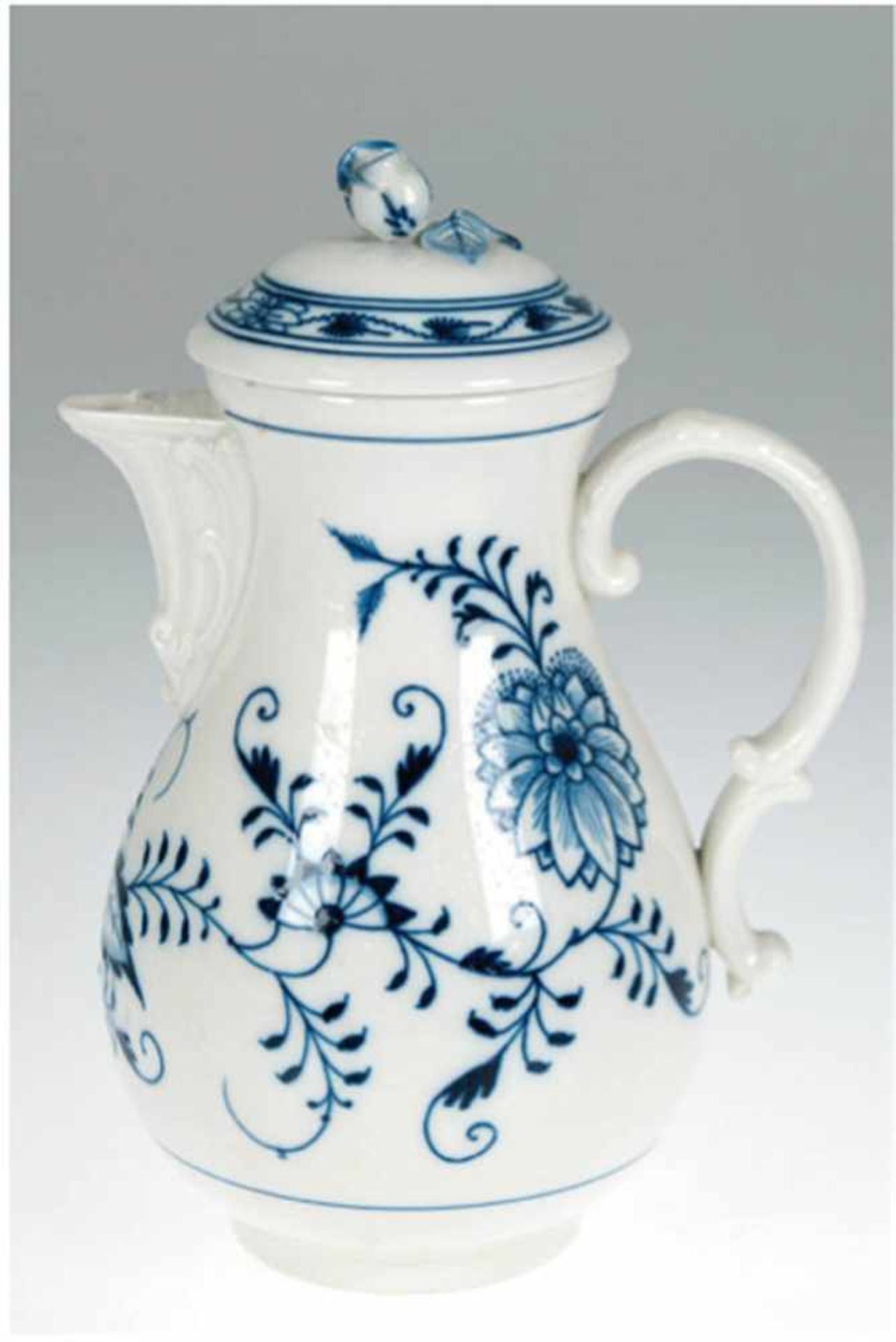 Meissen-Kaffeekanne, Zwiebelmuster, Neuer Ausschnitt, Deckelblüte min. best., H. 25 cm