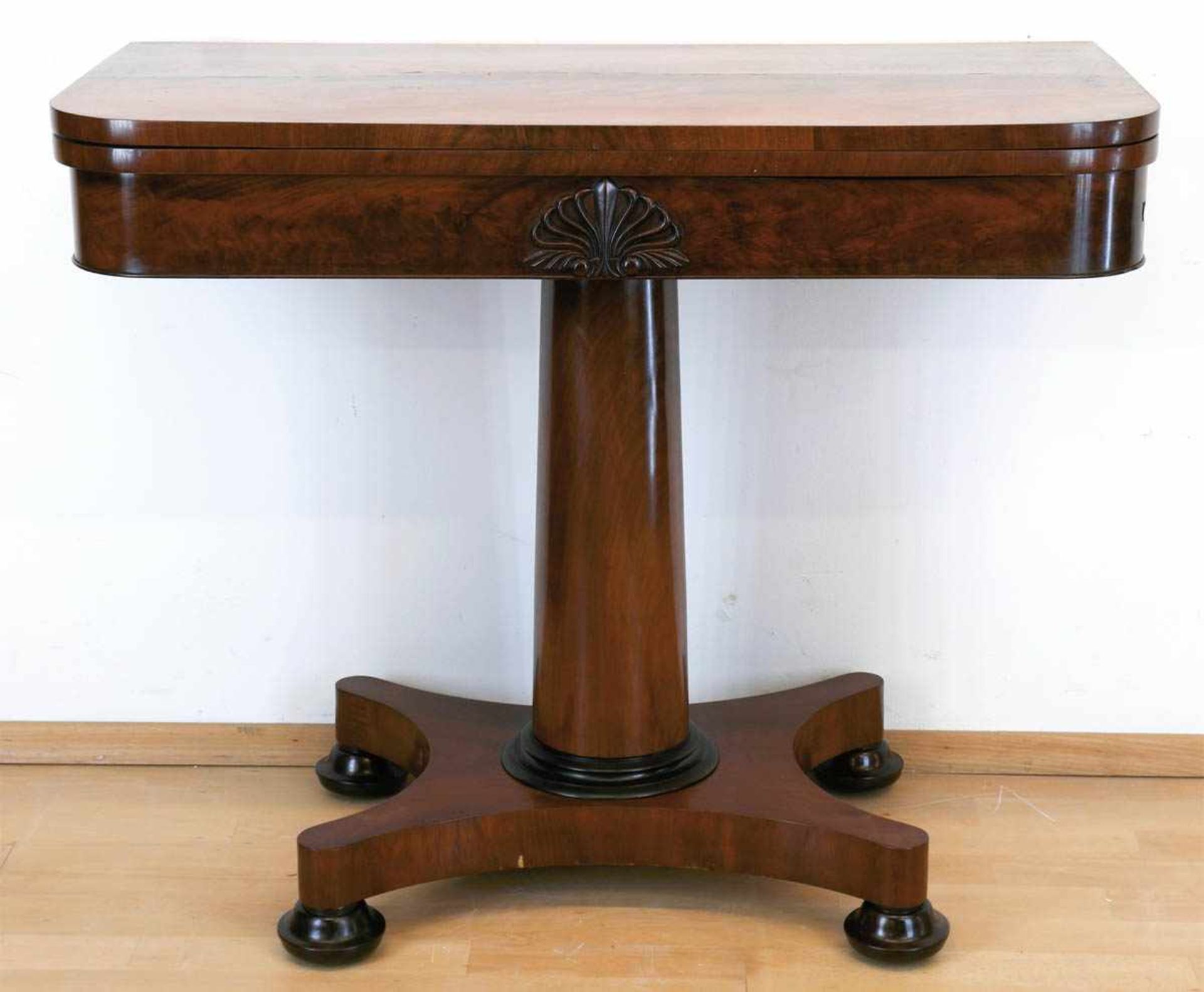 Biedermeier-Spieltisch, Mahagoni furniert, über 4-passig eingebogter Fußplattezylindrische Säule und
