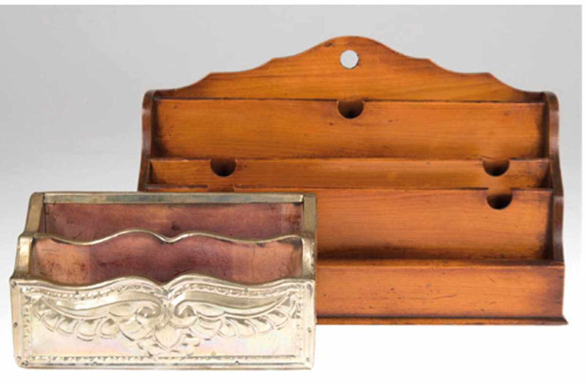 Paar Briefhalter/Briefständer, Holz in Metall gefasst, mit 3 Ablagefächer und Verzierung,21,5x12x7,5
