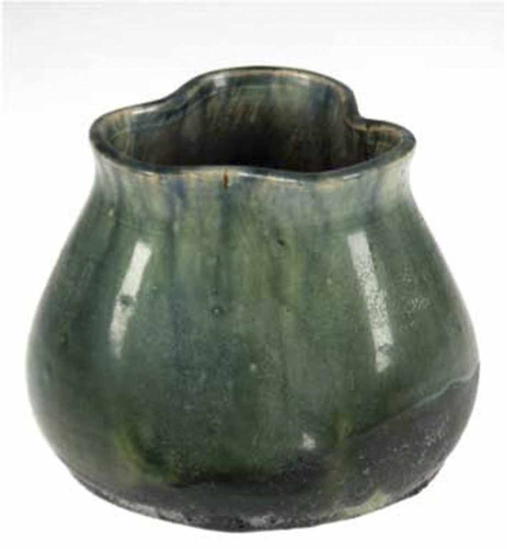 Jugendstil-Vase, Mutz Altona, 3-passig eingedrückter Korpus mit grüner Laufglasur, H. 8 cm