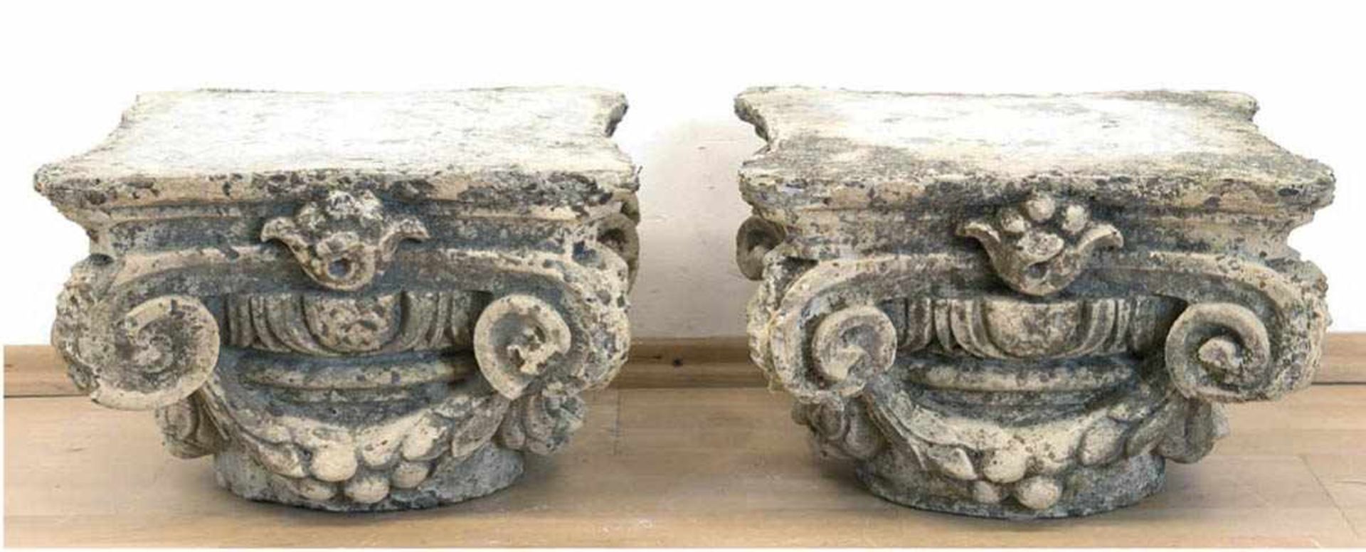 Paar ionischische Kapitelle, Stein, reliefiert mit Blumenvasen und Feston, Gebrauchspuren,27x37x37