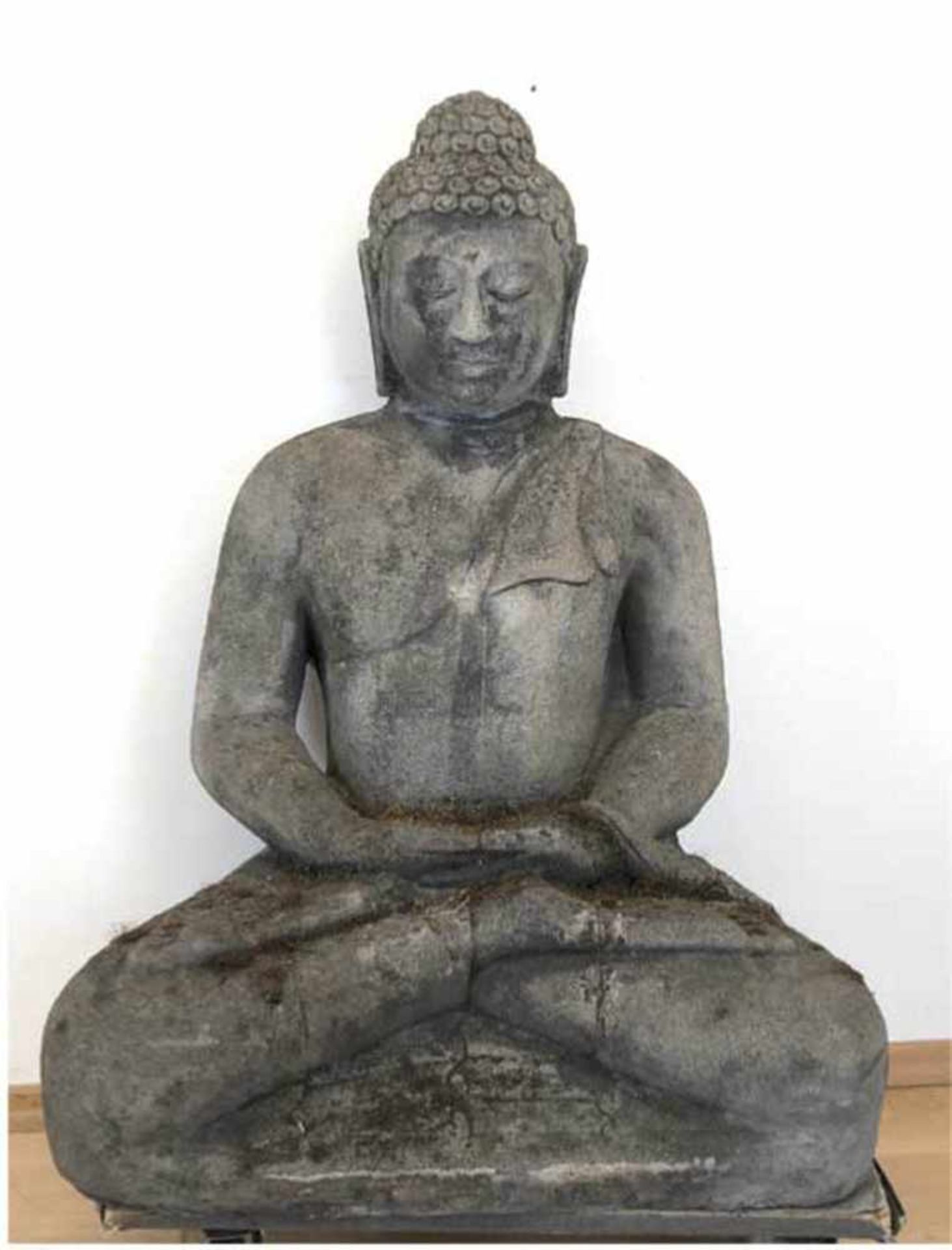 Gartenskulptur "Sitzender Buddha in Dhynana Mudra-Geste", Basaltguß, Witterungsspuren, H.84 cm