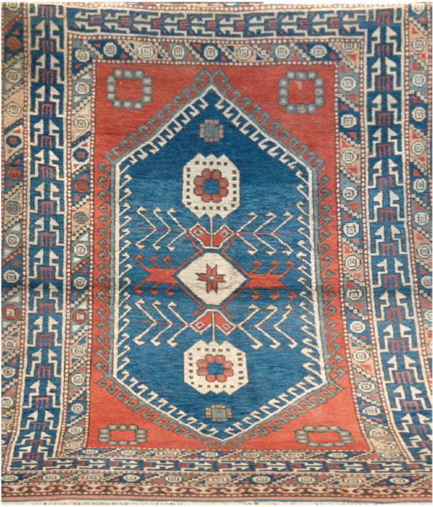 Teppich, rot-, blaugrundig mit Zentralmedaillon, Kanten und mittig belaufen,reinigungsbed.,