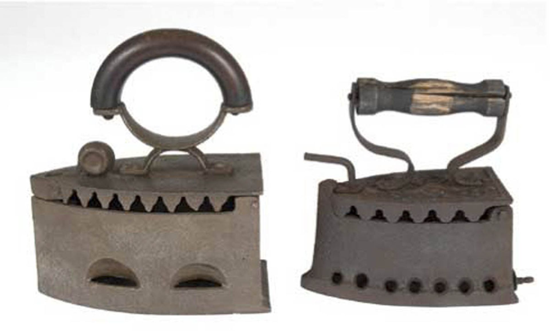 2 div. Kohle-Bügeleisen, um 1900, Gußeisen, 3-passiger Korpus mit aufklappbarem Deckel undHolzgriff,