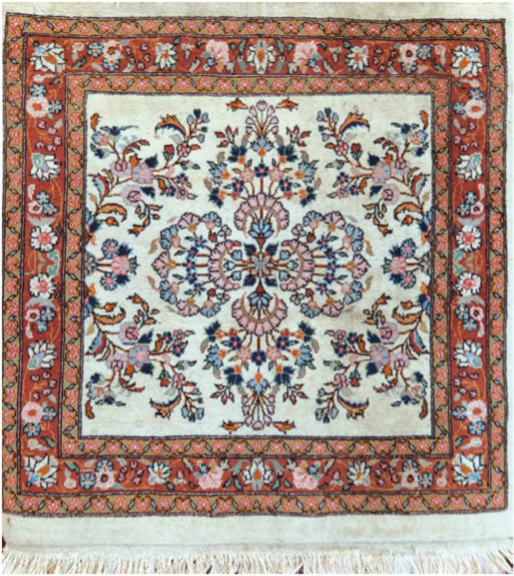 Teppich, hellgrundig mit zentralem Medaillon und floralen Motiven, Fransenkanten belaufen,