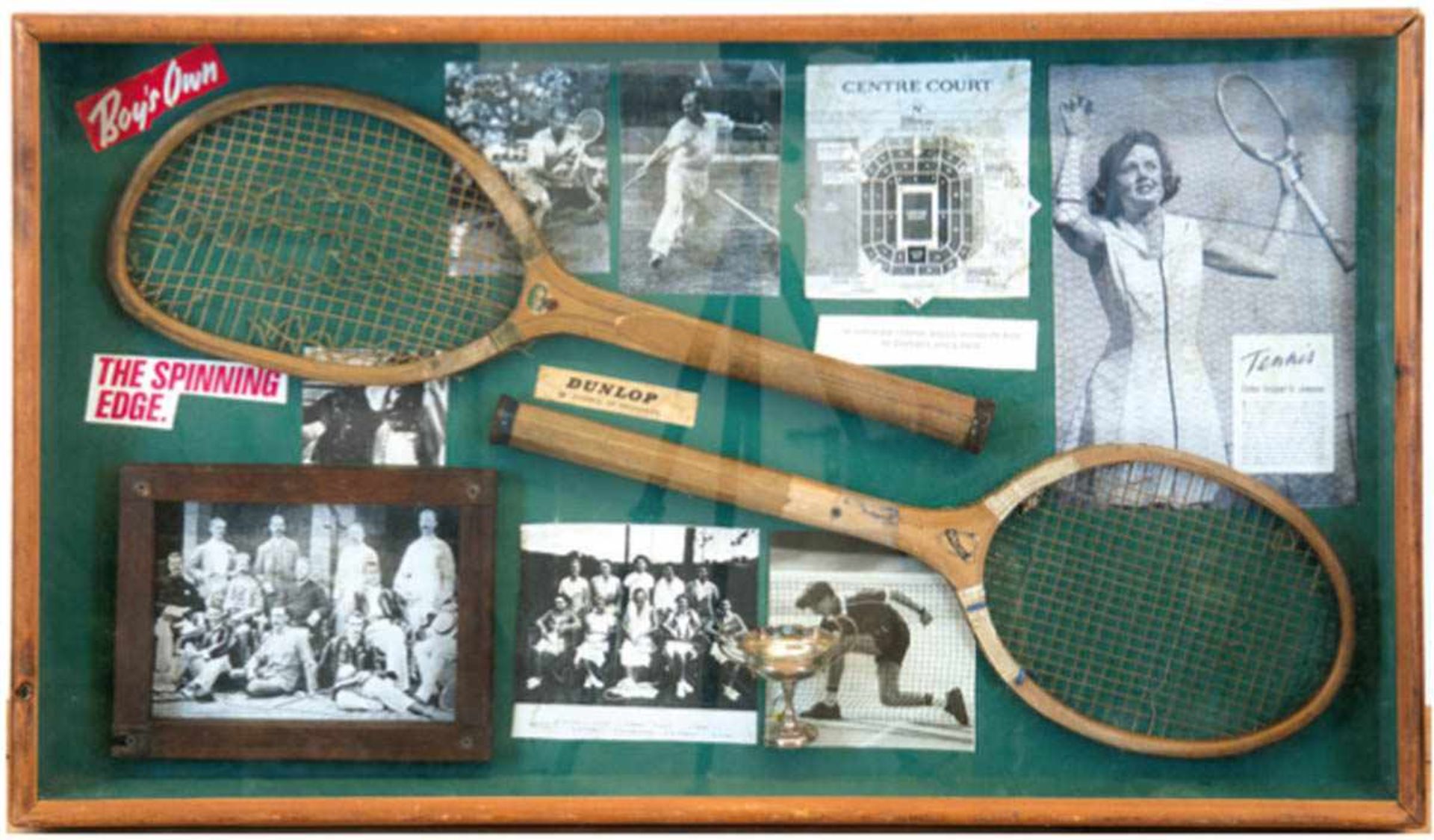 Collage "Englischer Tennis-Club", 1. Hälfte 20. Jh., Schaukasten mit 2Holz-Tennisschlägern,
