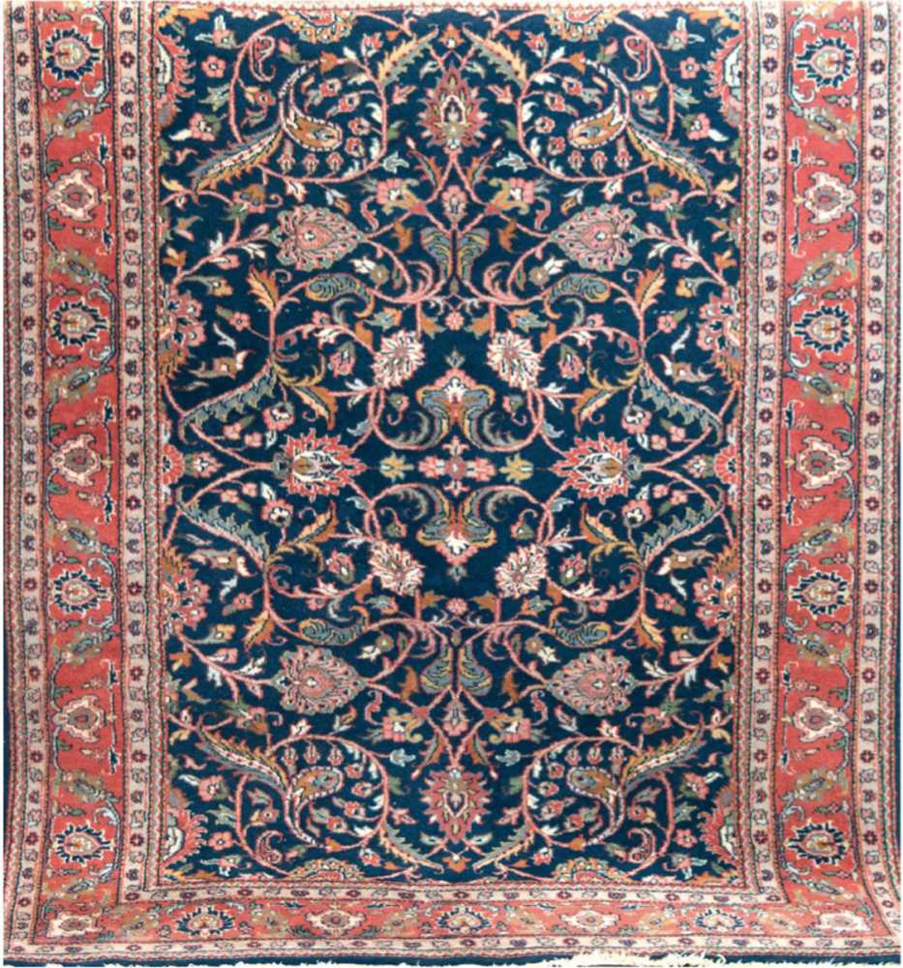 Hamadan, rot-, blaugrundig mit zentralem Medaillon und floralen Motiven, Kanten belaufen,2 Ecken