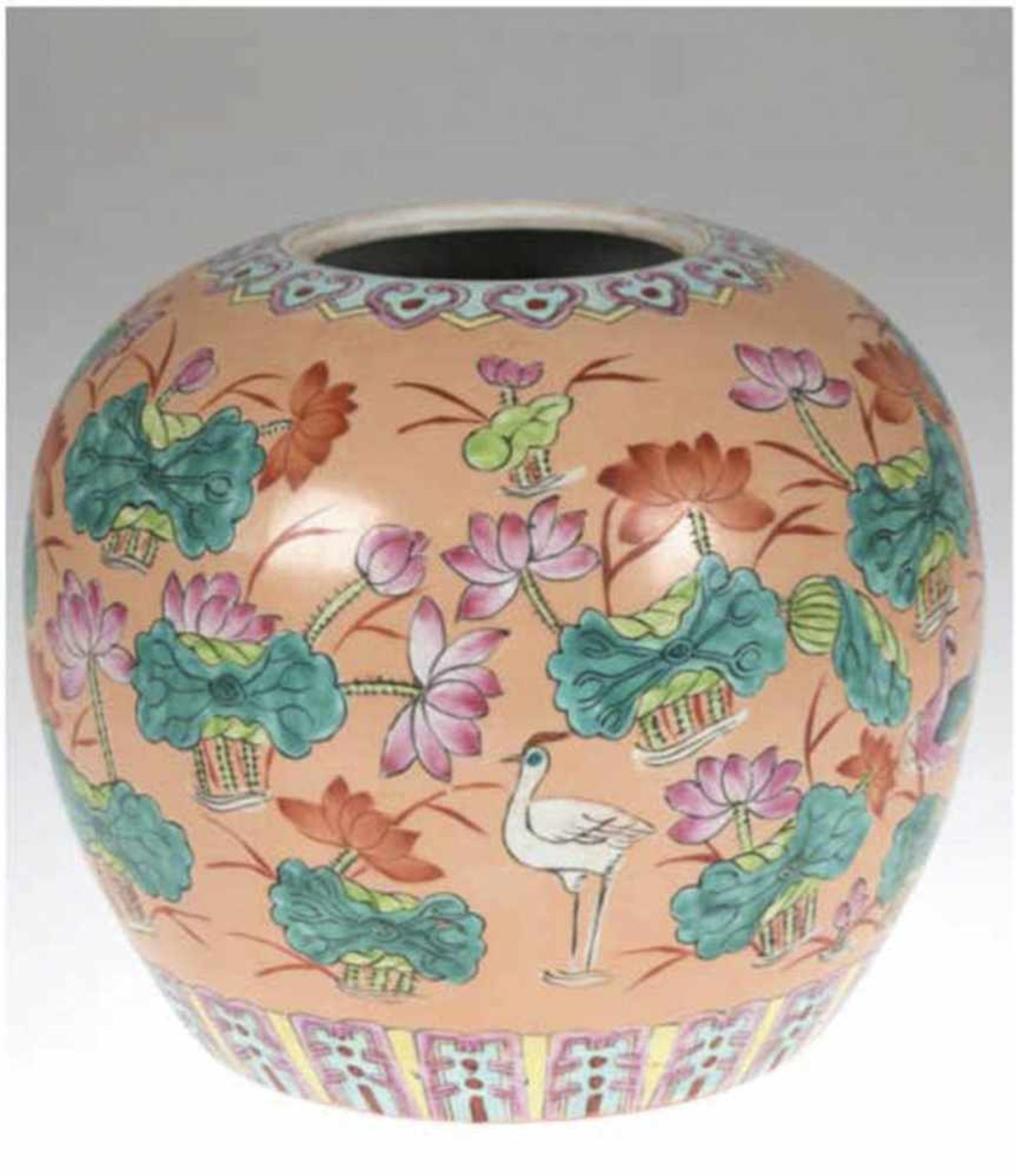 Vase, China, gemarkt, polychrome Floral- und Vogelbemalung auf orangem Grund, hatteursprünglich