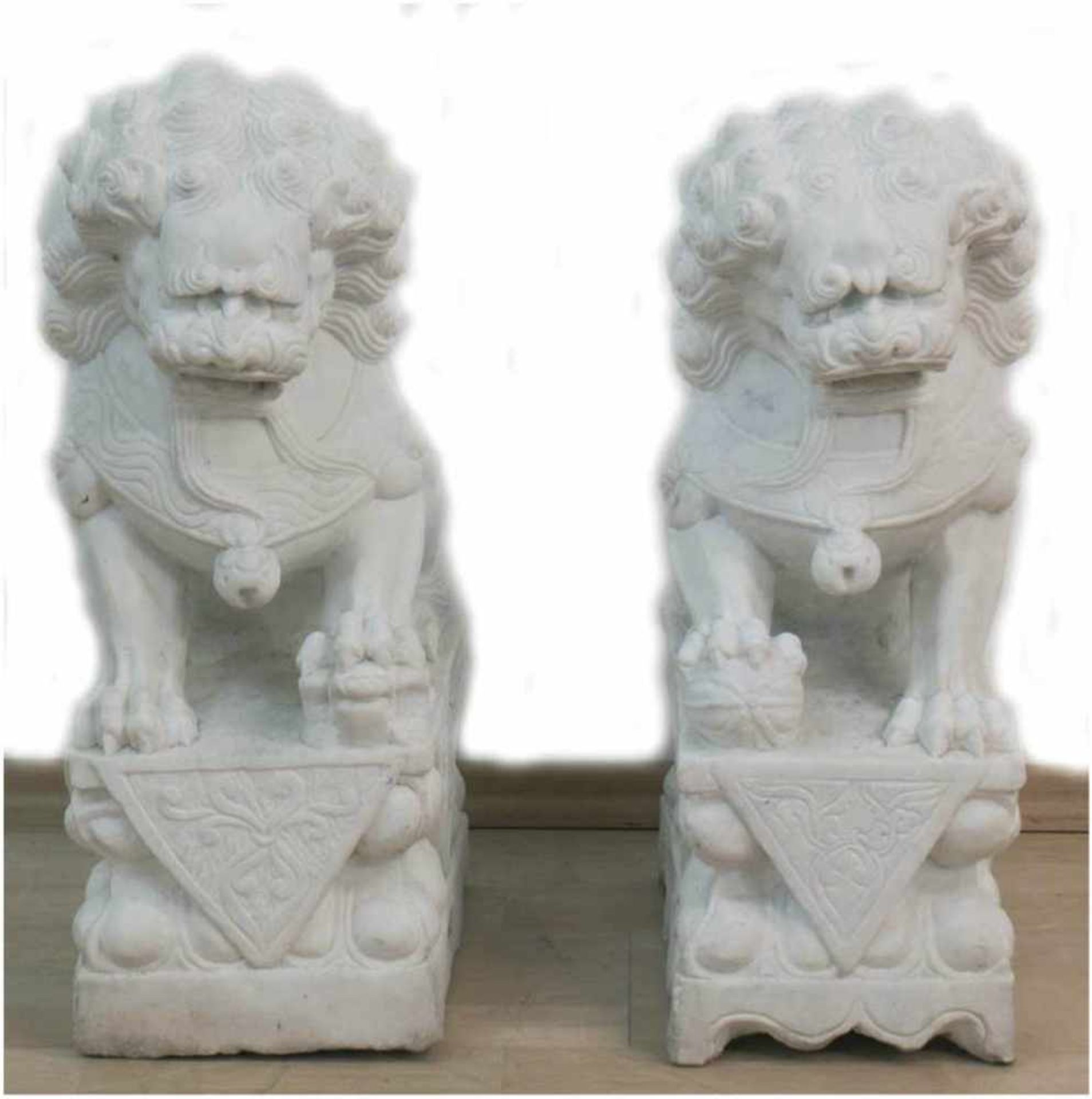 Paar Gartenskulpturen "Löwen", sitzend auf Sockel, Stein, weiß, je 56x33x21 cm