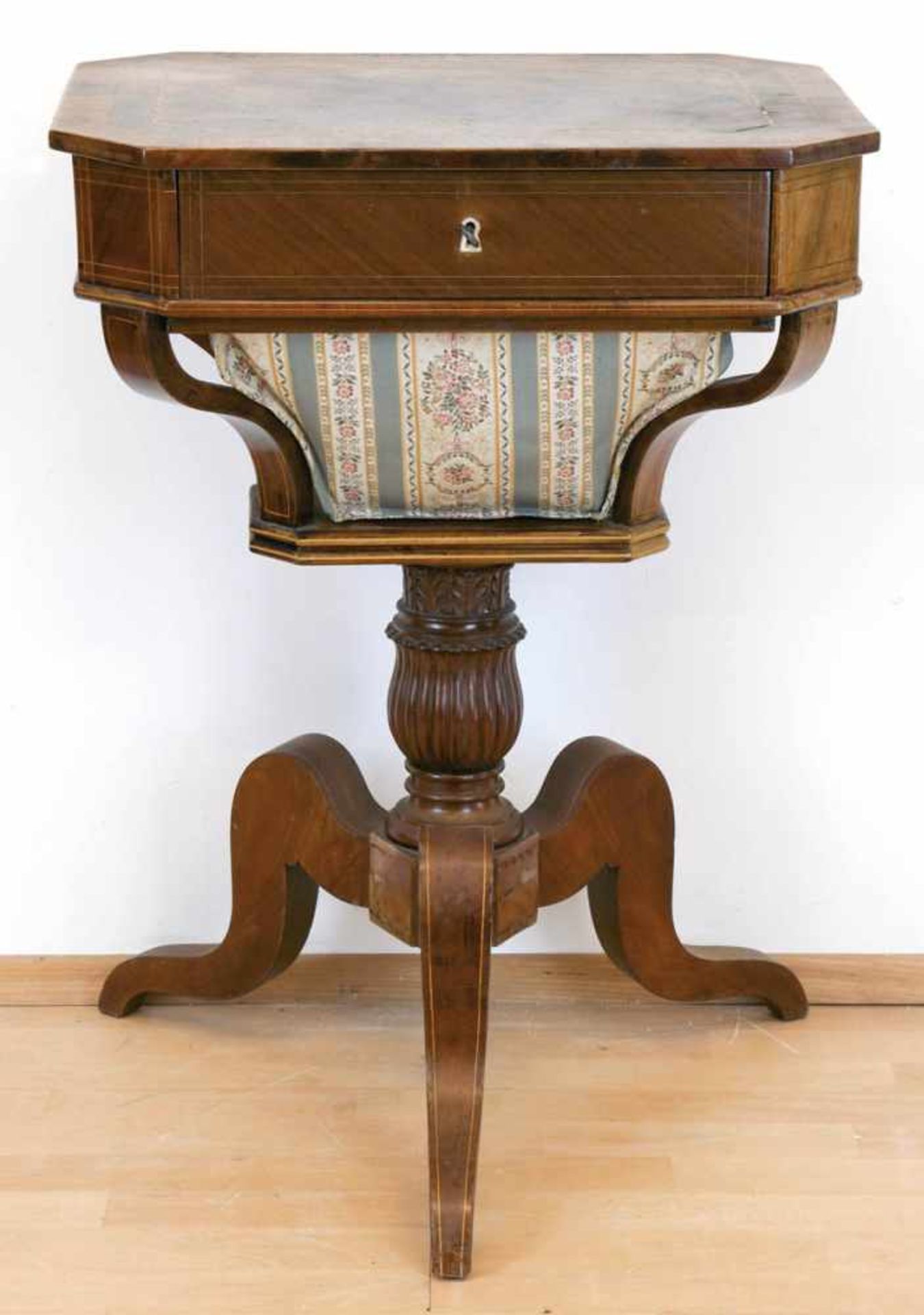 Biedermeier-Nähtisch, Mahagoni furniert, Band- und Fadenintarsien, 1-schübiger Korpus