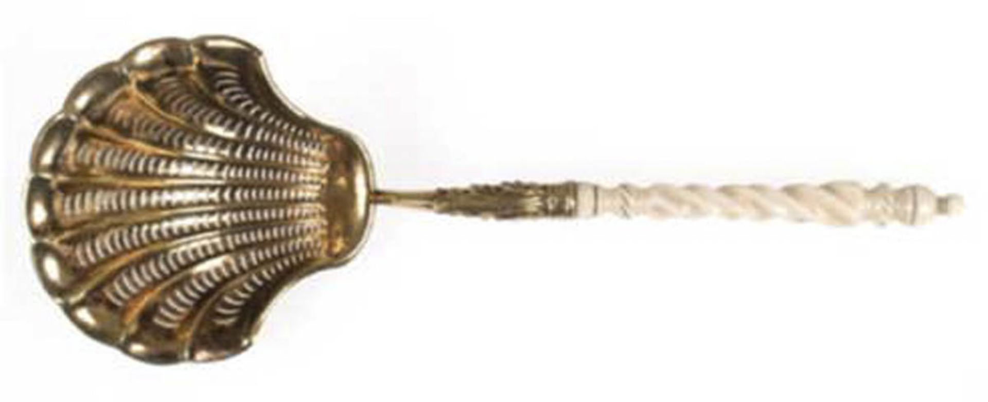 Zuckerstreulöffel, um 1800, muschelförmige durchbrochene Laffe, Silber vergoldet, geprüft,
