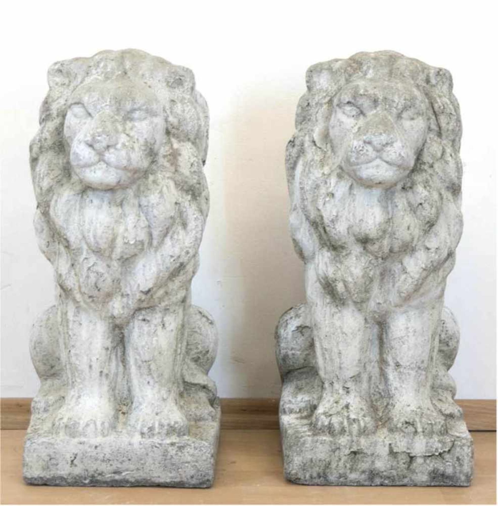Paar Gartenskulpturen "Löwen", 20. Jh., Steinguß, Gebrauchspuren, H. 64 cm