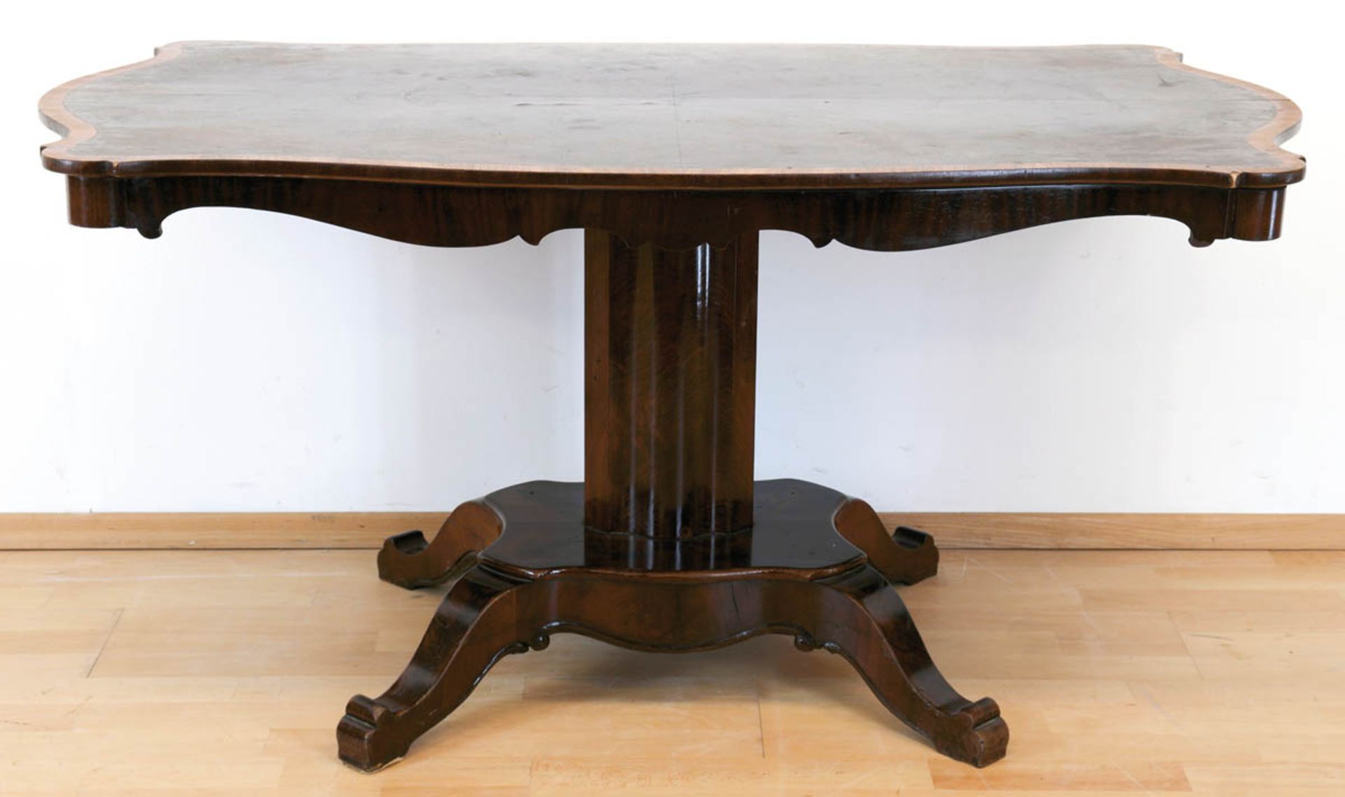 Biedermeier-Couchtisch, Mahagoni furniert, über 4-passigem Fuß im Querschnitt ovalgeschweifte Säule,