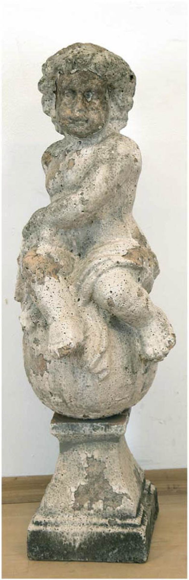 Gartenskulptur "Putto auf Kugel sitzend", 20. Jh., Steinguß, Restfassung, Gebrauchspuren,H. 77 cm