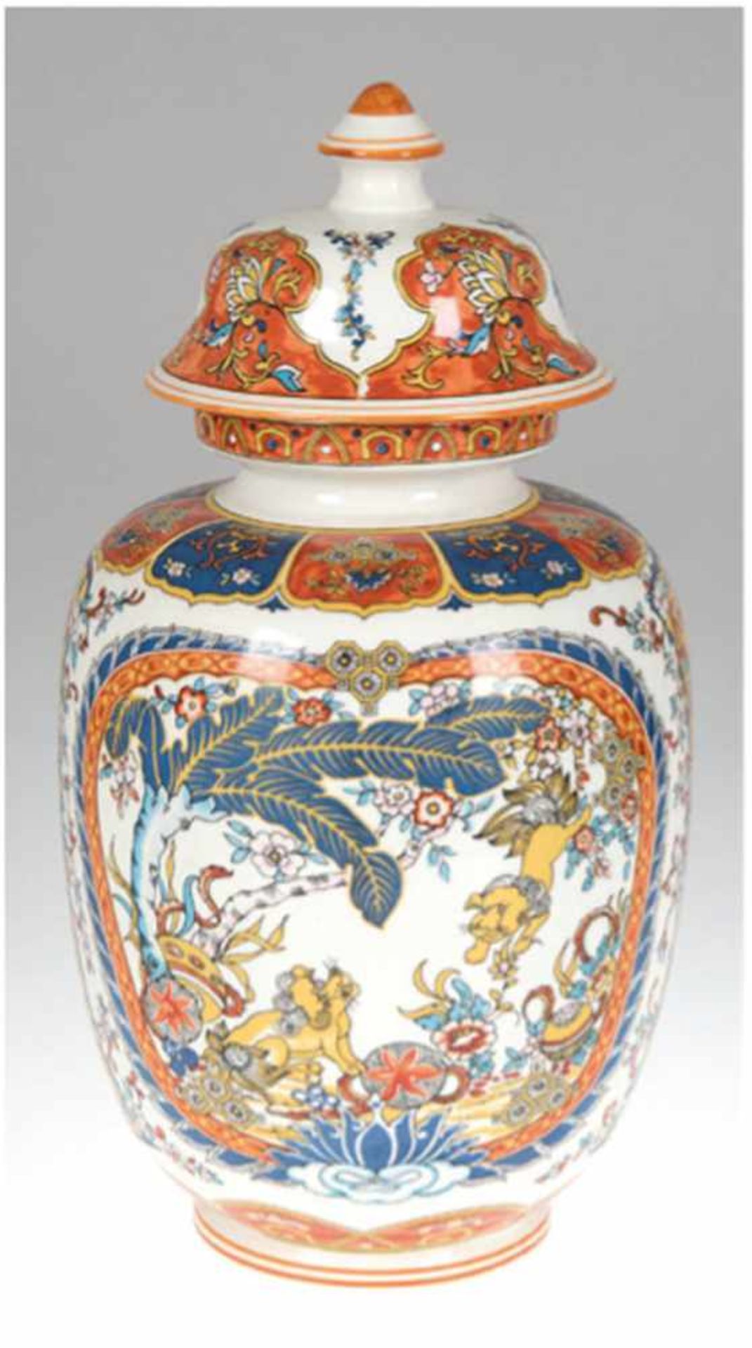 Deckelvase, Italien, polychromer China-Dekor, Deckelrand min. bestoßen, H. 36 cm