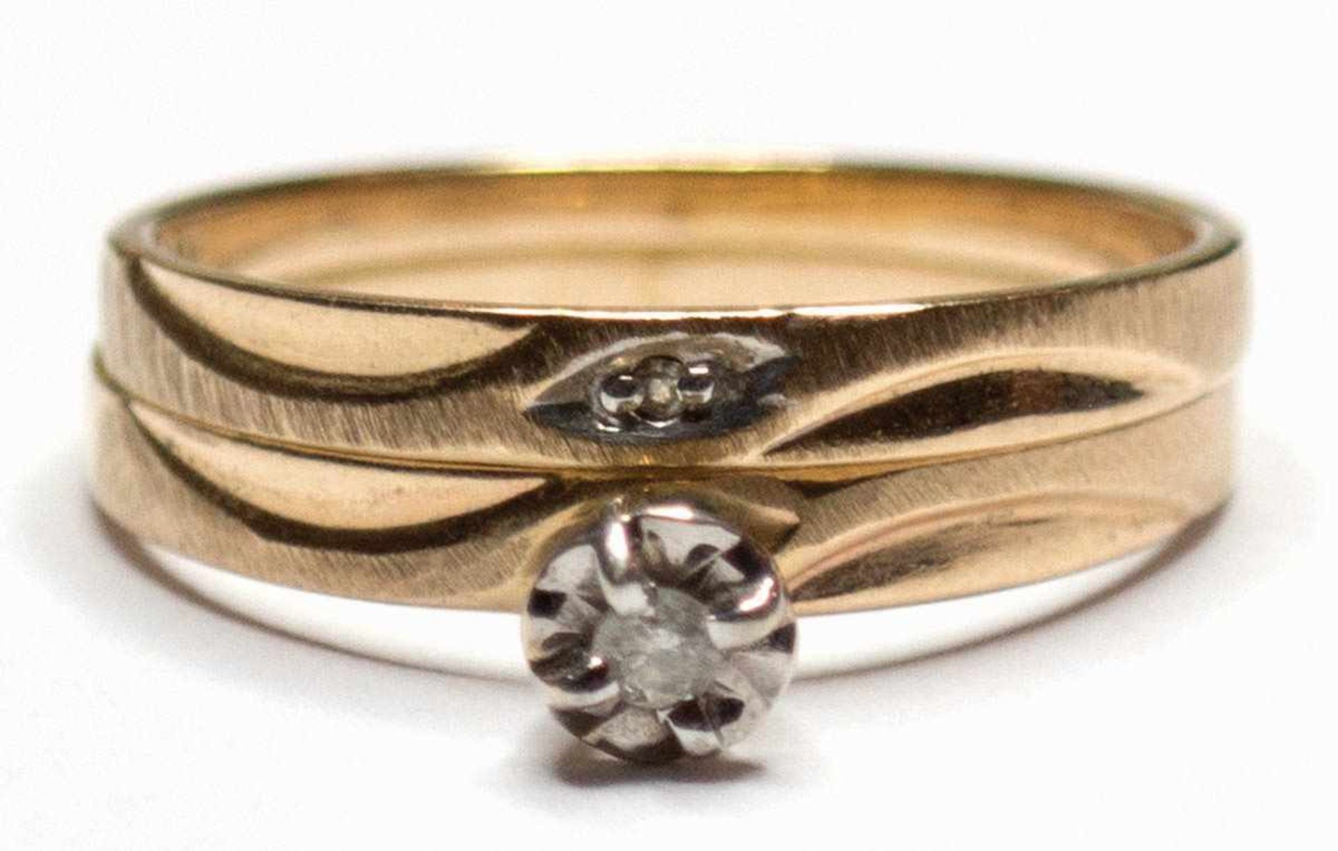 Duo-Ring, 2 einzelne ergänzen sich zu einem, 10 k GG, besetzt mit 2 kl. Diamanten, RG 53