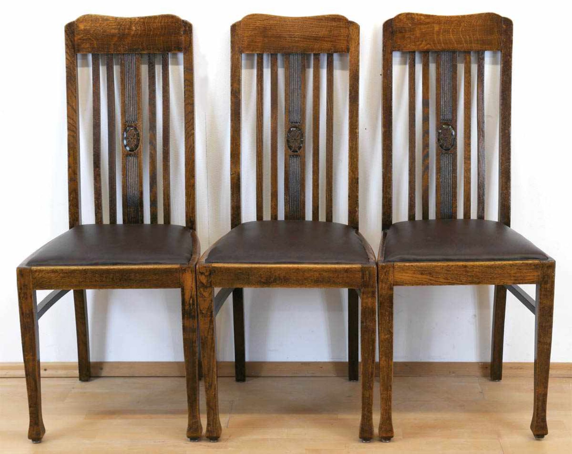 Satz von 3 Stühlen, um 1900, Eiche, gepolsterter Sitz mit braunem Lederbezug, versproßteRückenlehne,