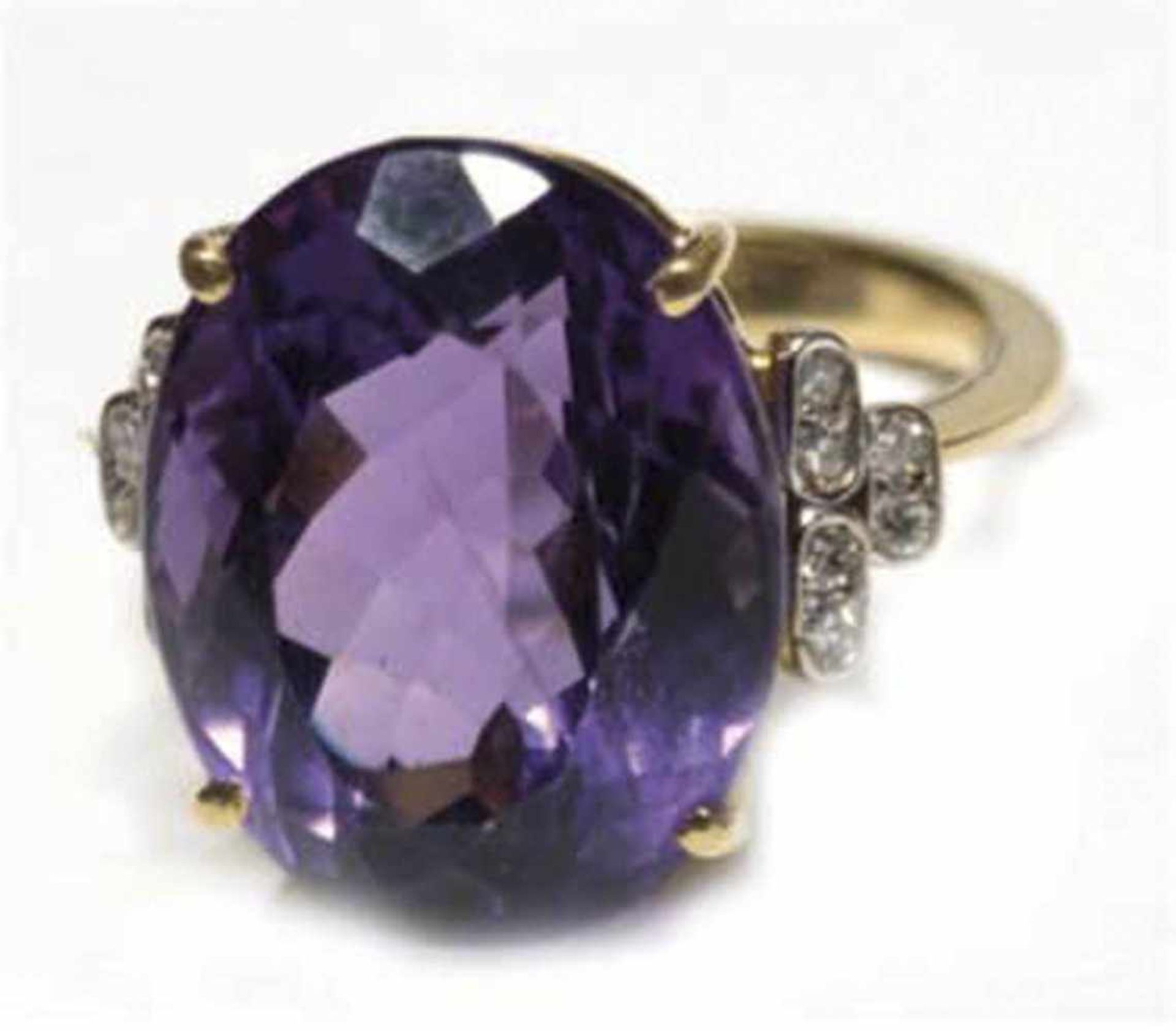Ring, 750er GG, großer Amethyst mit exzellenter Farbe 1,7x1,4 cm, Brillanten ca. 0,15 ct.,RG 51,