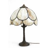 Jugendstil-Tischlampe, Bronzefuß mit braun marmoriertem Schirm aus Favrileglas, 2-flammig,