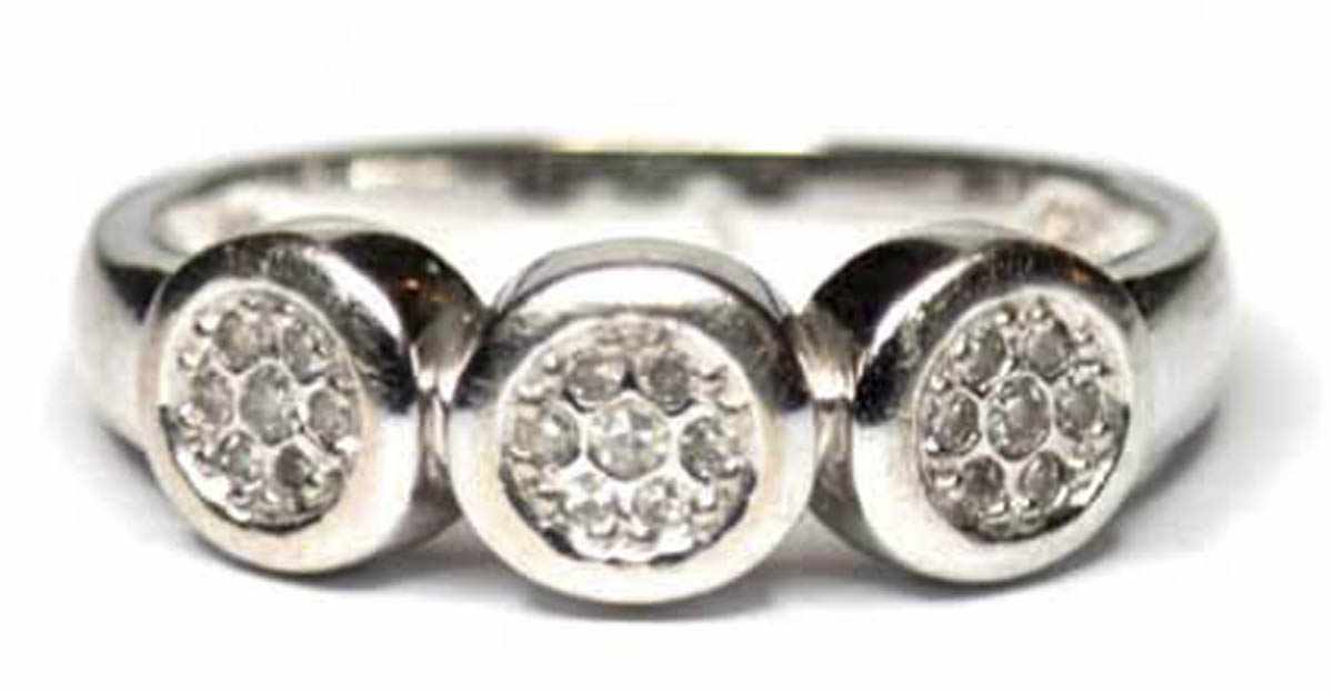 Ring, 585er WG., 21 kleine Brillanten von zus. ca. 0,22 ct., Gew. ca. 3,69 g, RG 56- - -23.80 %