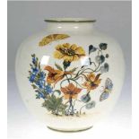 Kugelvase, Keramik, gemarkt, polychrome Floral- und Schmetterlingsmalerei, H. 25 cm- - -23.80 %