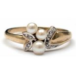 Ring, 333er GG/WG, floraler Ringkopf besetzt mit 3 Perlen und 3 kl. Diamantsplittern, RG66- - -23.80