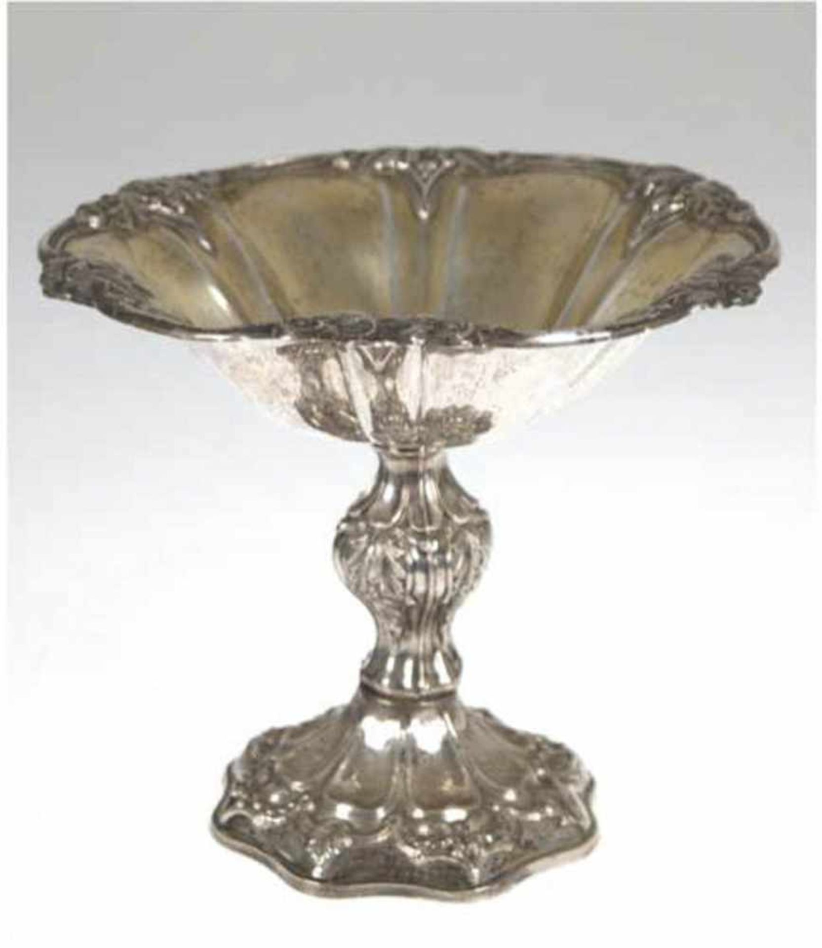 Aufsatzschale, Silber, beschwert, Wein- und Eichenlaubrelief, besch., H. 18 cm, Dm. 21 cm- - -23.