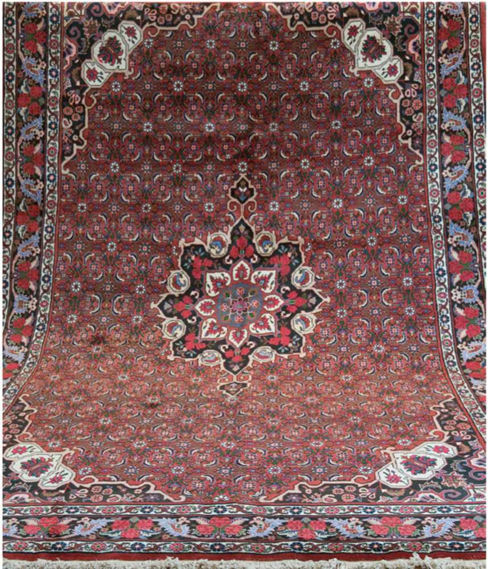 Alter persischer Bidjar, rotgrundig, mit zentralem Medaillon, floralen Motiven, guterZustand,