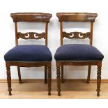 2 Biedermeier-Stühle, Mahagoni, gepolsterter Sitz mit blauem Stoffbezug, Rückenlehne mitbeschnitzter