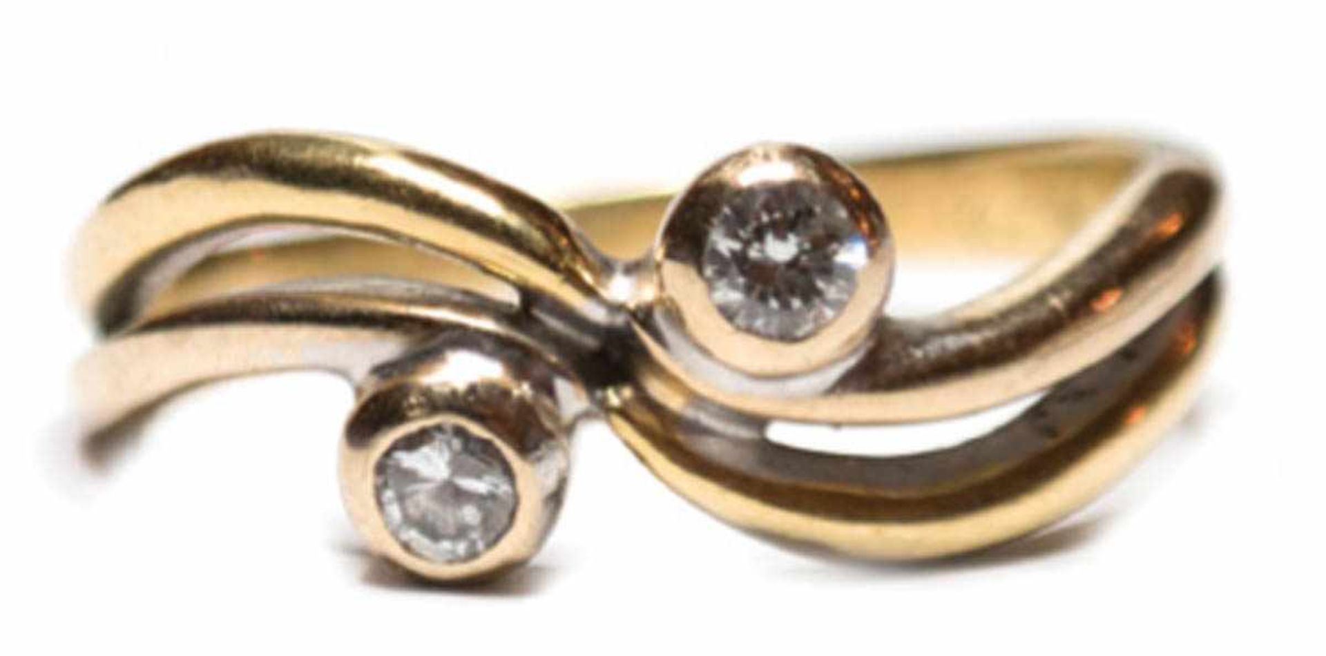 Ring, 750er GG, geschwungene geteilte Schiene, besetzt mit 2 Brillanten von zus. ca. 0,28ct., RG 57-