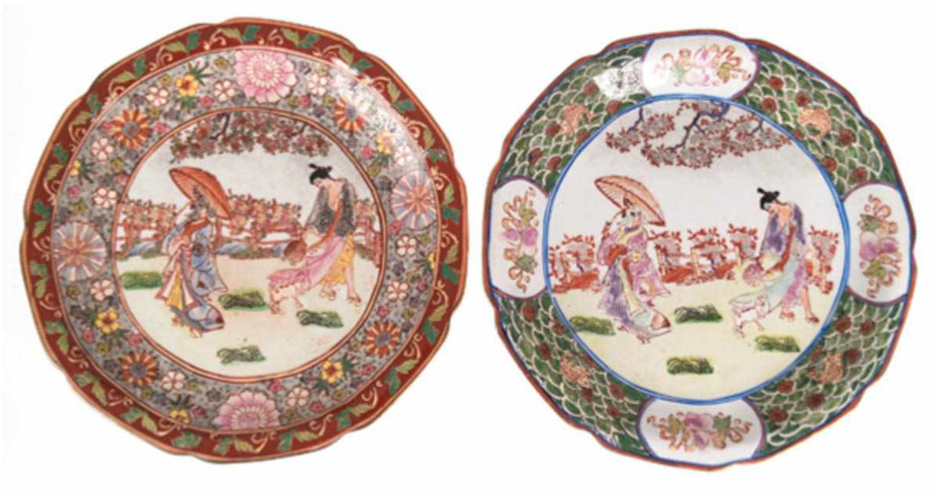 2 Chinesische Porzellanteller, gemarkt, polychrome figürliche und florale Malerei, Dm. 31cm- - -23.