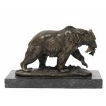 Bronze-Figur "Grizzlybär mit Lachs", Nachguß 20. Jh., sign. "Milo", braun patiniert,Gießermarke "J.