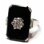 Ring, 585er WG, achteckige Onyxplatte besetzt mit 7 Brillanten von zus. ca. 014 ct., Gew.ca. 5,35 g,