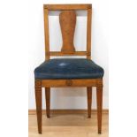 Louis-Seize-Stuhl, Nußbaum, gepolsterter Sitz mit blauem Mohairbezug, Rückenlehne mitgeschweifter