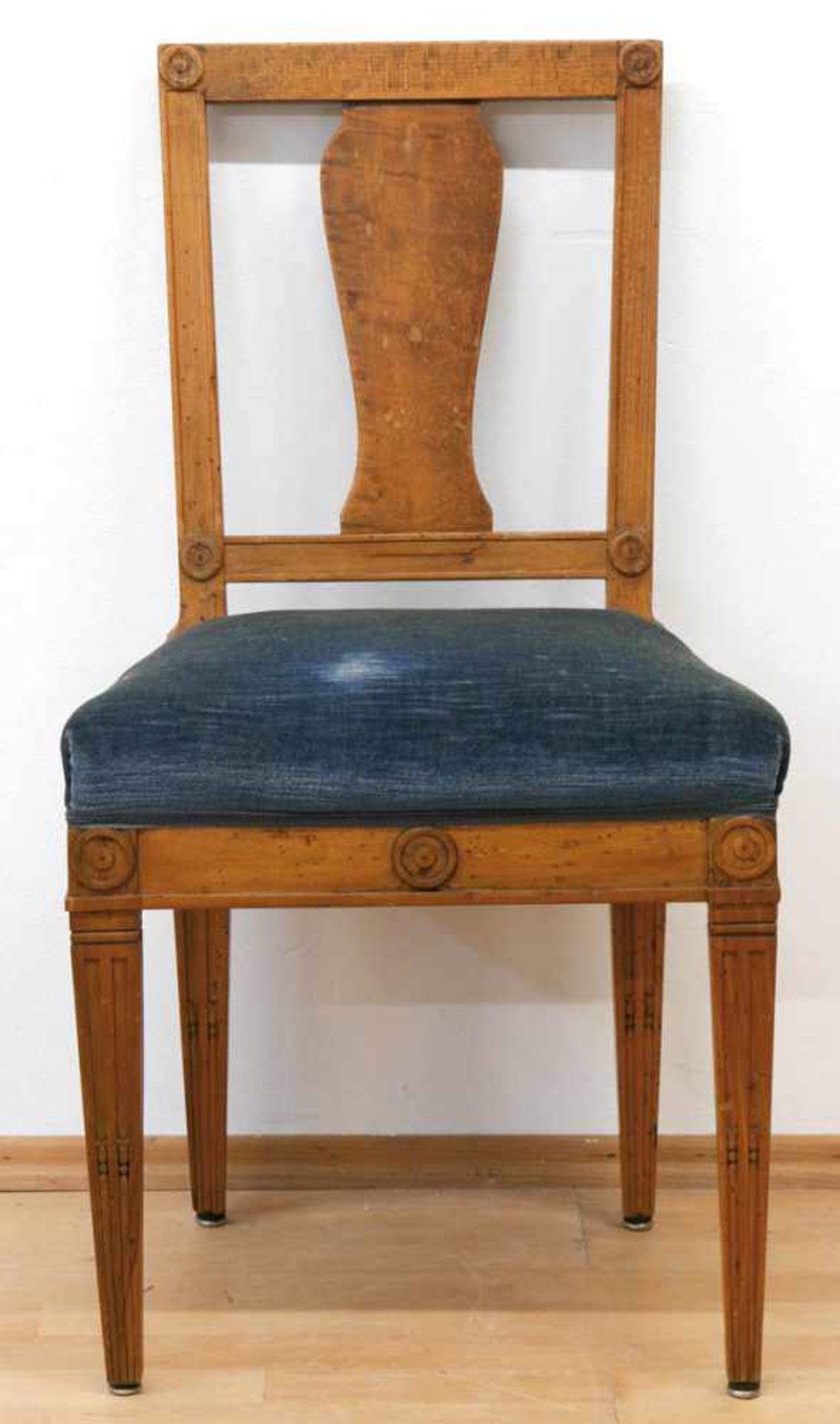 Louis-Seize-Stuhl, Nußbaum, gepolsterter Sitz mit blauem Mohairbezug, Rückenlehne mitgeschweifter
