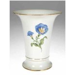 Meissen-Vase, Bunte Blume 1, Goldrand berieben, 1. Wahl, Stand min. best. und rest., H.19,5 cm- - -