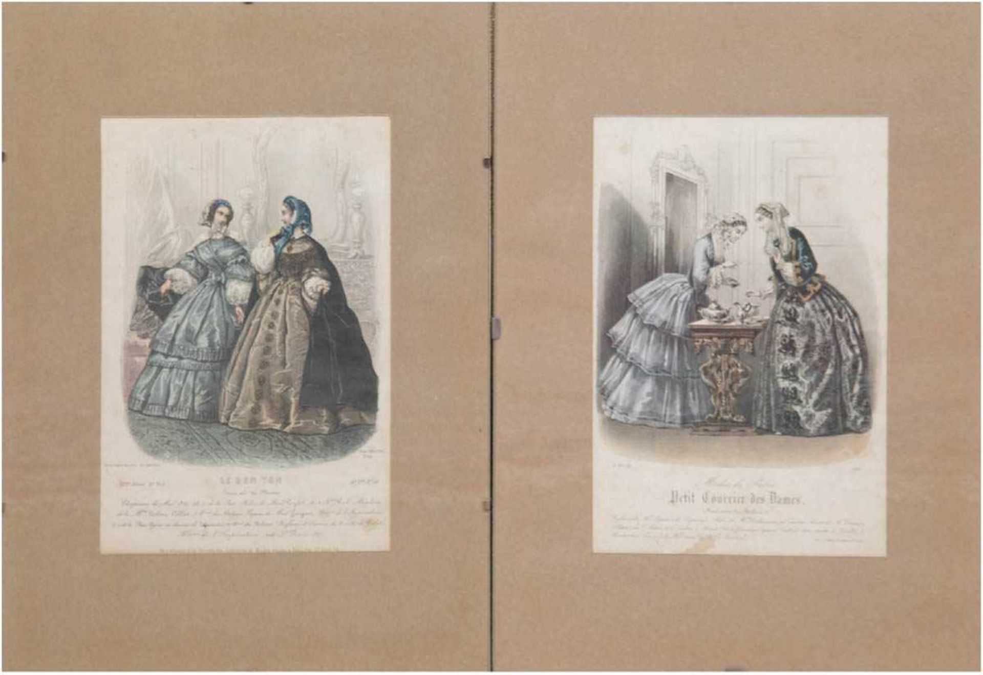 2 Kupferstiche "Pariser Damenmode", 19. Jh., koloriert, 26x17,5 cm, hinter Glas imPassepartout- - -