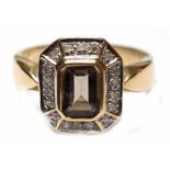 Ring, 585er GG, achteckiger Kopf besetzt mit 18 Brillanten von zus. ca. 0,18 ct., undTopas (