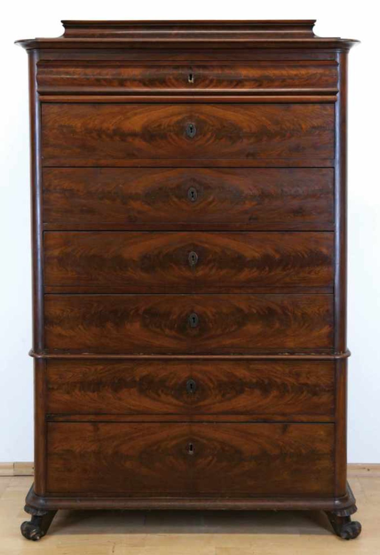 Biedermeier-Chiffoniere, Mahagoni furniert, 2-teiliger, 7-schübiger Korpus, 2Schlüsselschilder