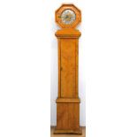 Biedermeier-Standuhr, Birke furniert, 8-eckiger Uhrenkopf, Zinnzifferring mit römischenund