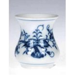 Kleine Meissen-Vase, Zwiebelmuster, 1. Wahl, H. 6,5 cm- - -23.80 % buyer's premium on the hammer