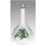 Herend-Kolbenvase, Apponyi grün, Goldstaffage, H. 13 cm- - -23.80 % buyer's premium on the hammer