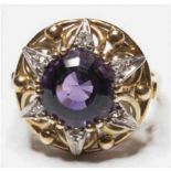 Ring, 585er GG, durchbrochener Ringkopf besetzt mit facettiertem Amethyst und 6 Brillantenvon zus.