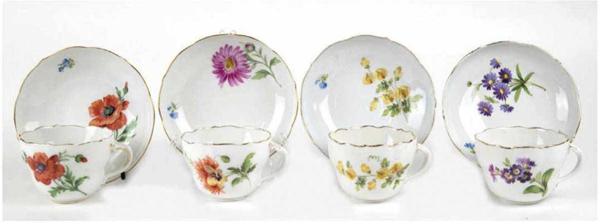 4 Meissen-Kaffeetassen mit UT, Bunte Blume 1 mit Goldrand z.T. etwas berieben, 2 und