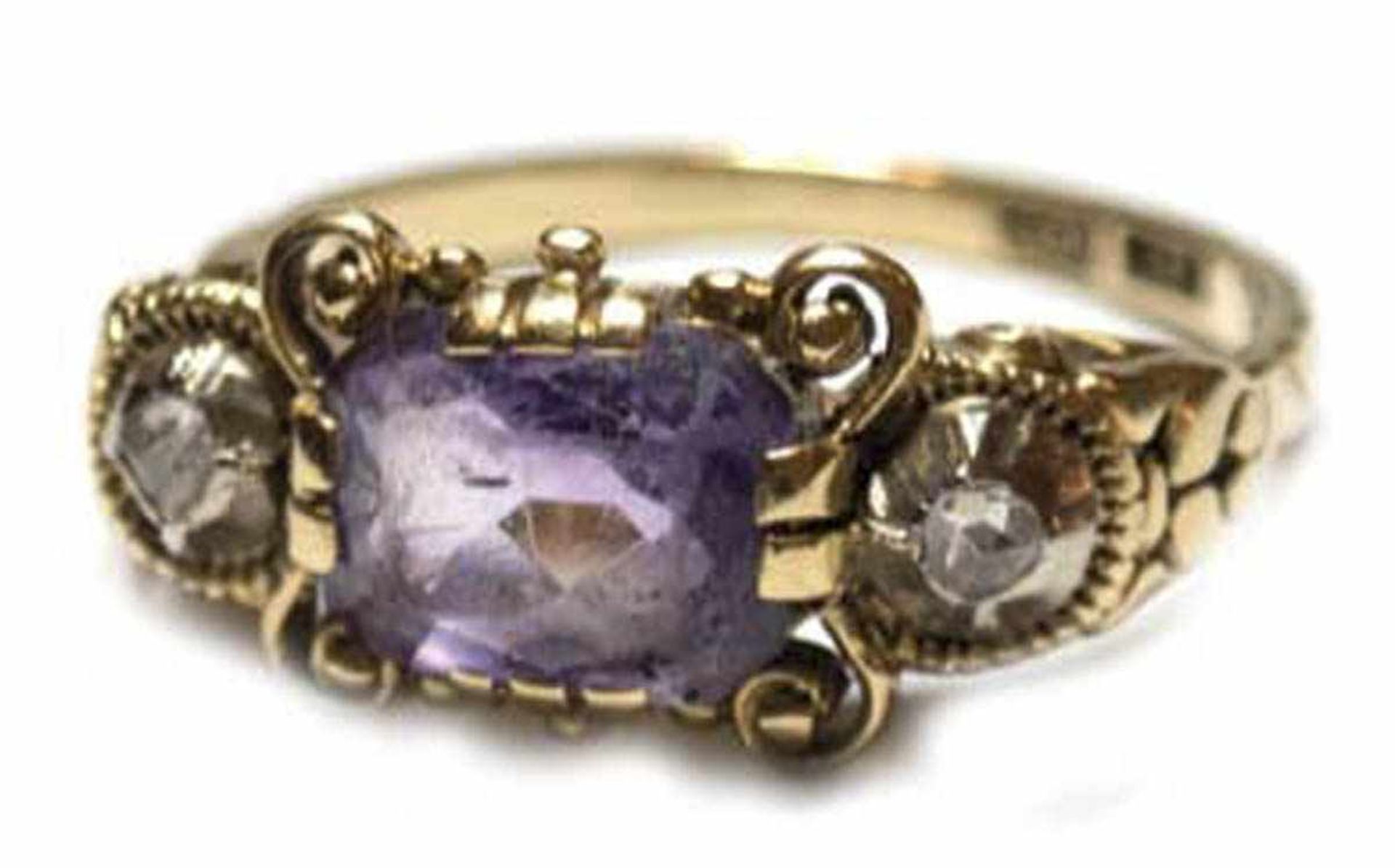 Ring, 585er GG, besetzt mit 2 Diamanten und Amethyst, Gew. ca. 4,20 g, RG 55- - -23.80 % buyer's