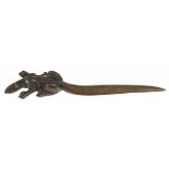 Brieföffner in Form einer Echse, um 1910, Bronze, braun patiniert, L. 21 cm- - -23.80 % buyer's