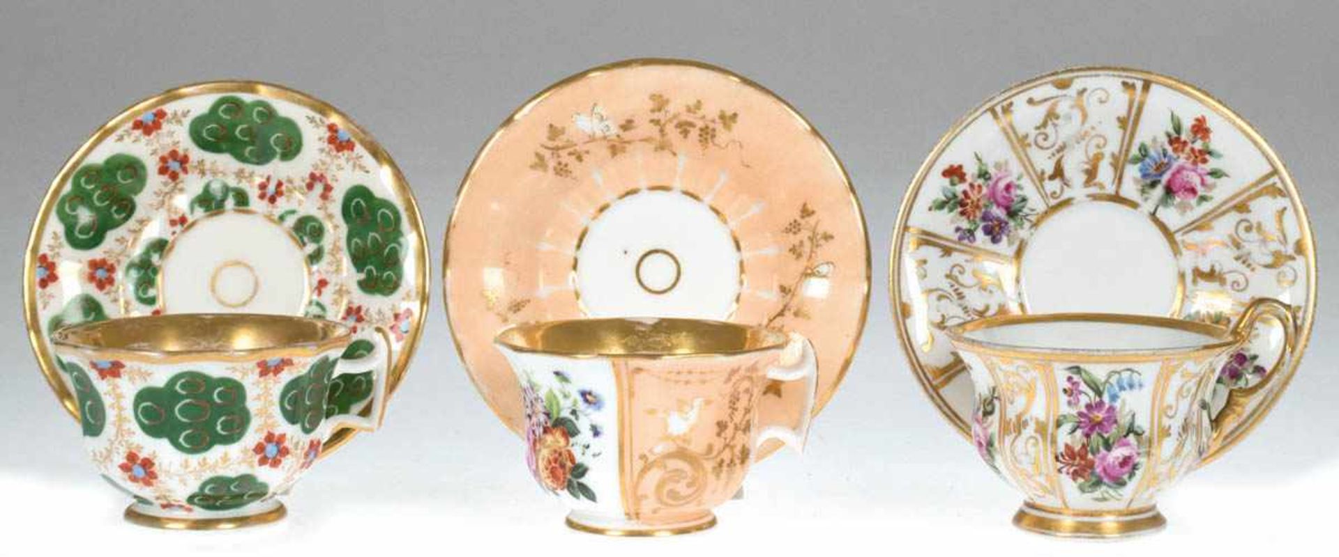 3 Biedermeier-Tassen mit UT, 1x Altwasser, polychrome Blumenbemalung und Goldstaffage(etwas