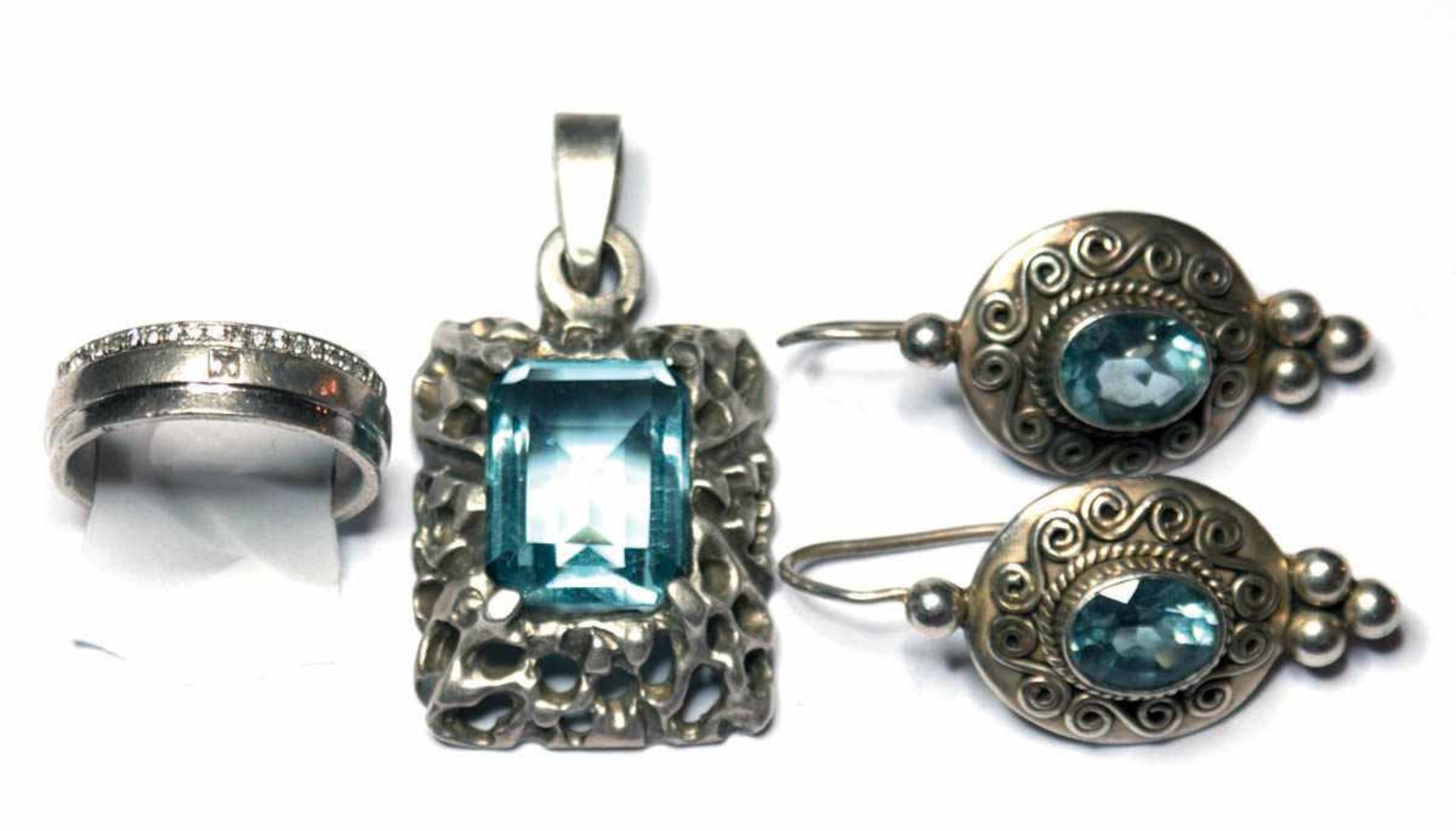 Konvolut Silberschmuck, dabei Anhänger und Paar Ohrhänger, besetzt mit Blautopas, Ring mitweißen
